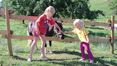 Kinder und Pony...