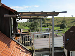 Blick vom Balkon ins Innere der Ferienwohnung. Zum Vergrößern bitte ins Bild klicken
